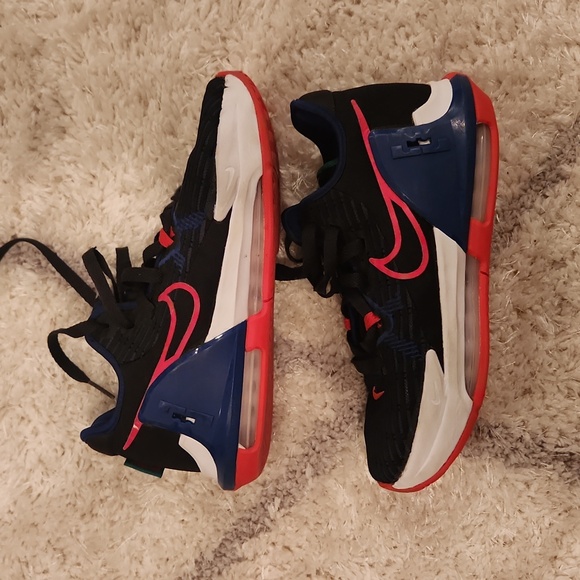 Nike - Picture 2 of 3